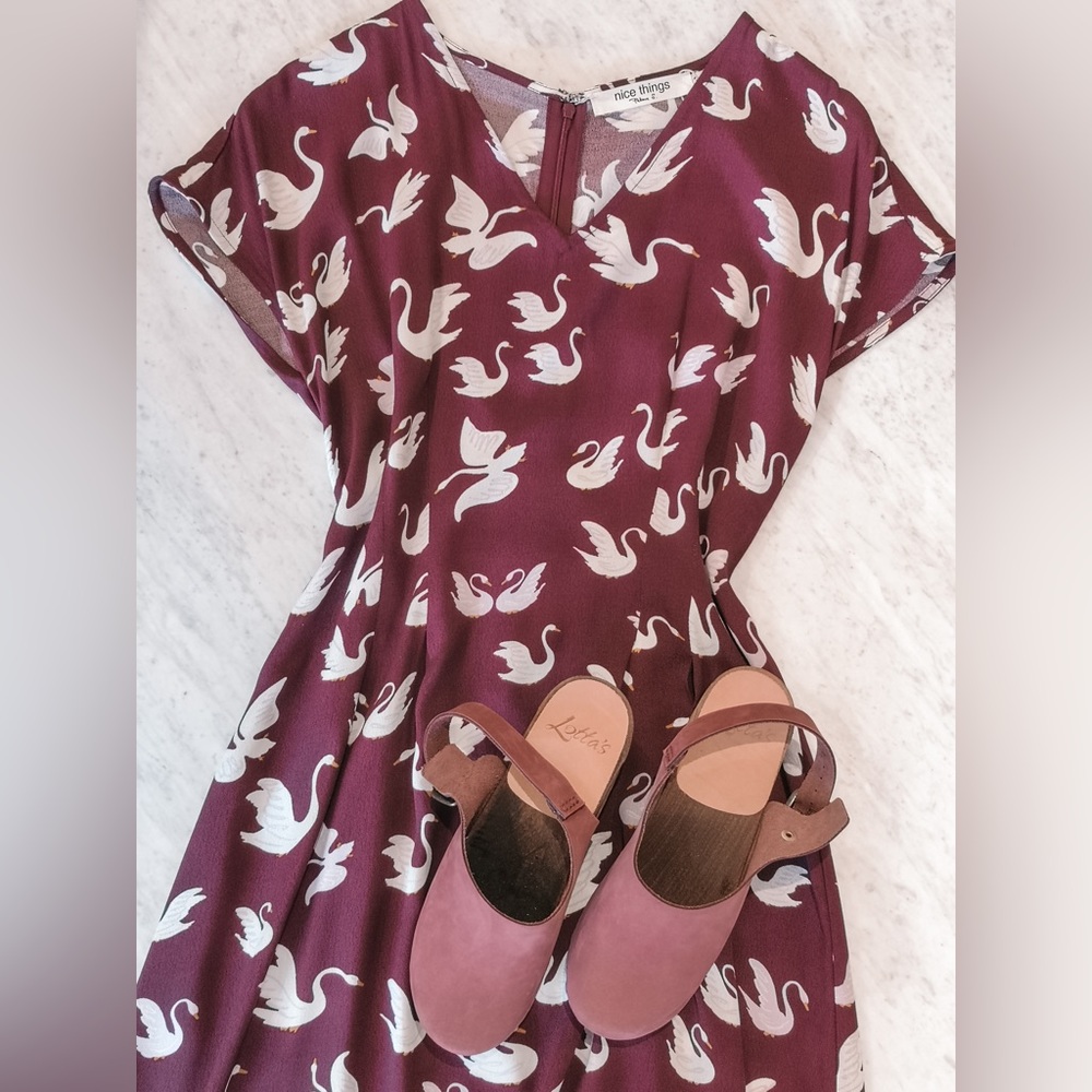 🦢Nice Things🦢 Deep Purple Swan Print Midi Dress / Size US 8 / EU 38